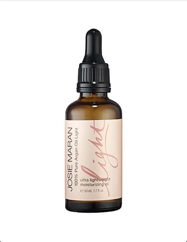 高級スキンケアブランド向け:オリーブの木立の中で輝くアルガンオイルライト – 純粋さ・自然・柔らかな光を強調