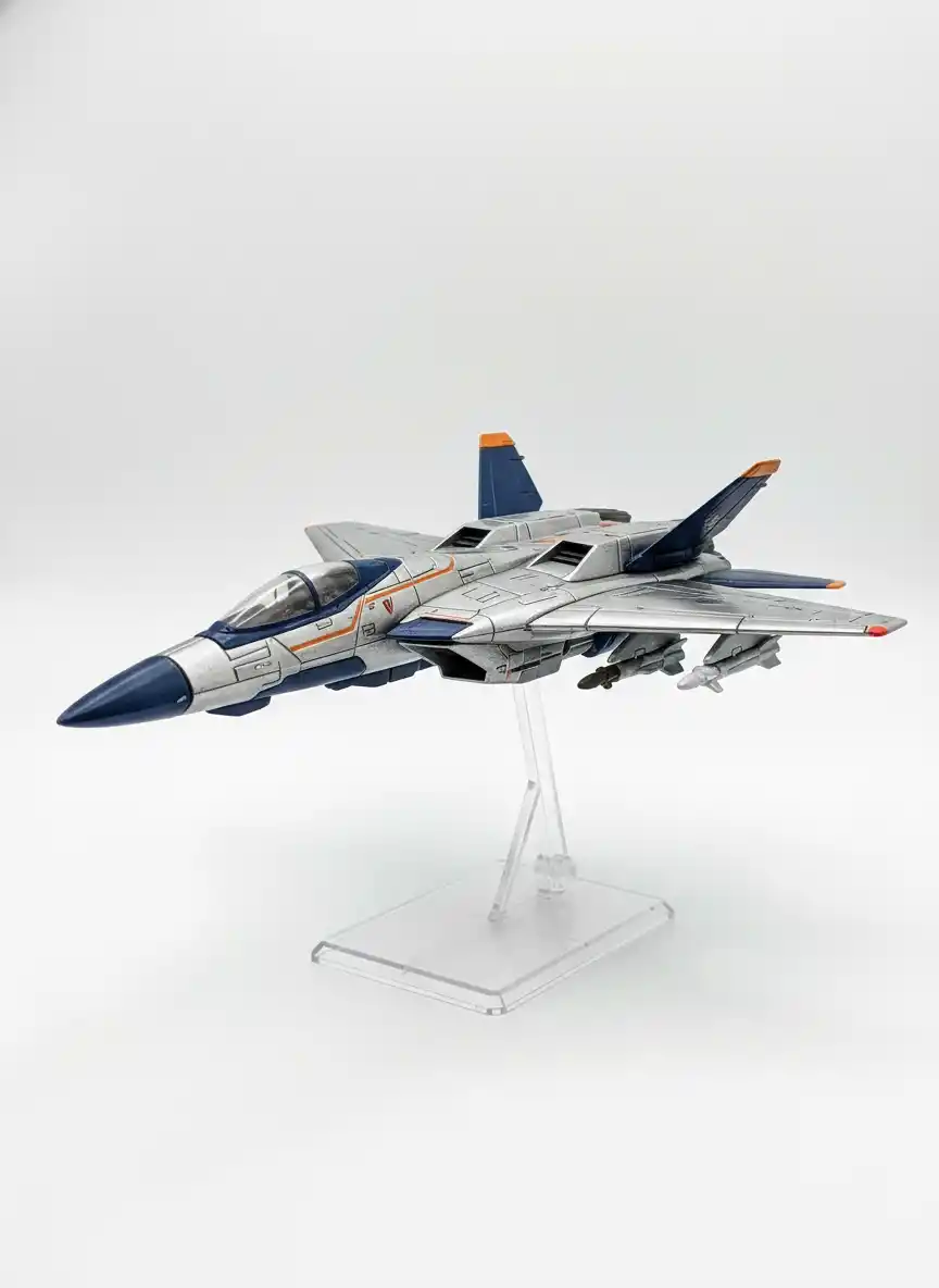 ハイテク航空宇宙ブランド向けの、メタリッククロームと青・オレンジのアクセントを融合した現代的な戦闘機エンブレム。