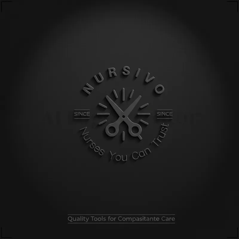 ตัวสร้างภาพจำลองโปสเตอร์-โลโก้ทรงกลมสีเมทัลลิกเข้มมีกรรไกรผ่าตัดที่ออกแบบอย่างมีสไตล์อยู่ตรงกลาง มีลายดวงอาทิตย์กระจายเป็นจุดเด่น และข้อความโค้งสำหรับ Nursivo—เครื่องมือทางการพยาบาลที่เชื่อถือได้