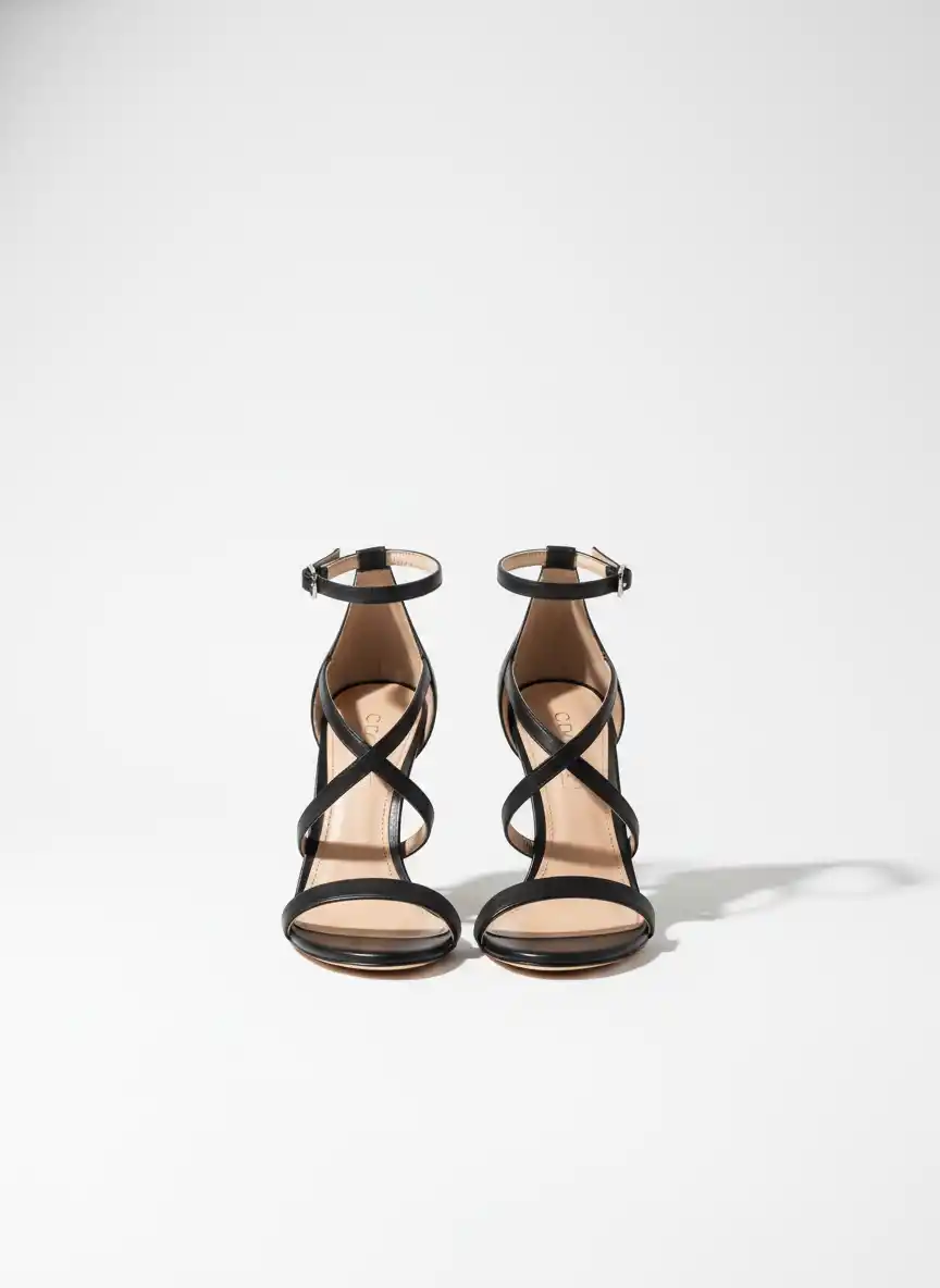 優雅さと現代的な魅力を呼び起こす、ハイヒールの脚のシルエットをスタイリッシュにデザインした高級ファッションブランドのロゴ。