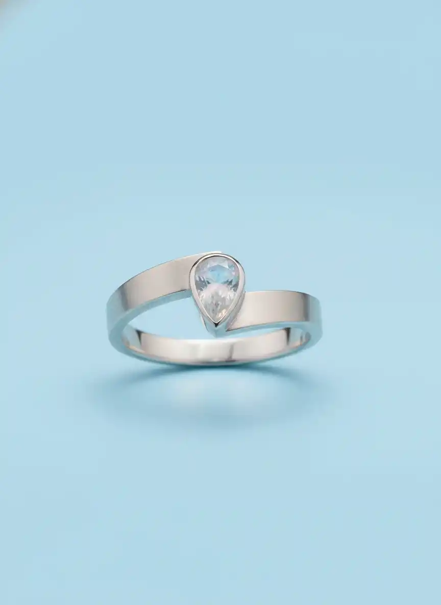 プラム色の爪、ダイヤモンドの指輪、グリーンレザーの時計を特徴とする高級ジュエリーブランドの優雅な手のモチーフ